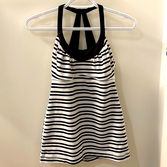 Lululemon Scoop-Me tank top 🖤🤍 - Picture 2 of 5